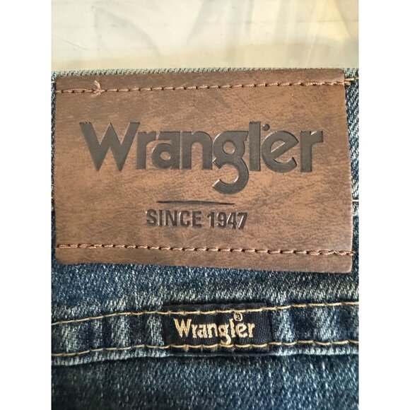 NWT Wrangler 36X34 Mens Relaxed Fit Jeans Blue Denim Classic Style - Picture 2 of 12